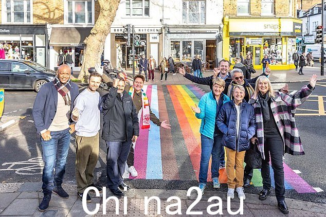 工党豪恩斯洛委员会于 2 月在 Chiswick High Road 铺设了四个涂有进步骄傲旗彩色条纹的十字路口