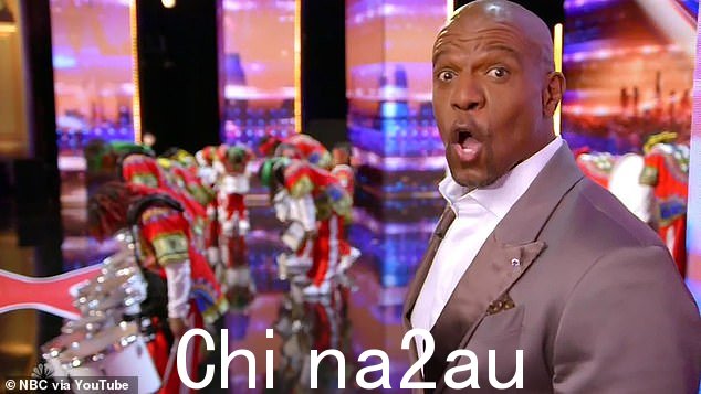54 岁的主持人特里·克鲁斯 (Terry Crews) 忍不住在本周的美国达人秀节目中敲响了金色蜂鸣器,以实现一个 8 岁充满希望的孩子的梦想