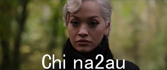 扭曲:当 Rita 的角色 - 一个醒目的女人,白色短发,总是穿着黑色衣服 - 出现时,预告片变得更加激烈