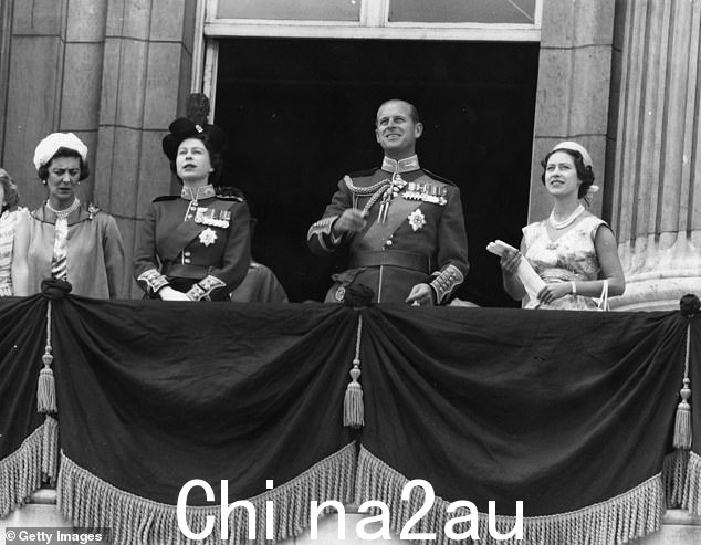 伊丽莎白二世女王、菲利普亲王和玛格丽特公主于 1959 年在白金汉宫观看英国皇家空军飞行表演