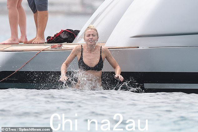 乳清!她冒着海水从温暖的气候中降温