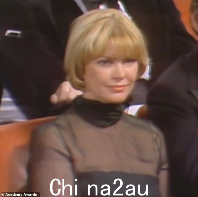不为所动:当 Glenda Jackson 因 1973 年在 A Touch of Class 中的角色而第二次获得奥斯卡最佳女主角奖时,同为提名人的 Ellen Burstyn(见)并没有被逗乐