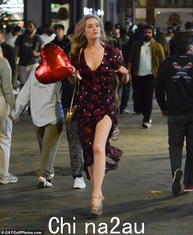 时尚:Laura Whitmore 周五晚上穿着大腿开叉黑色礼服在伦敦街头漫步,展现出优雅的身材
