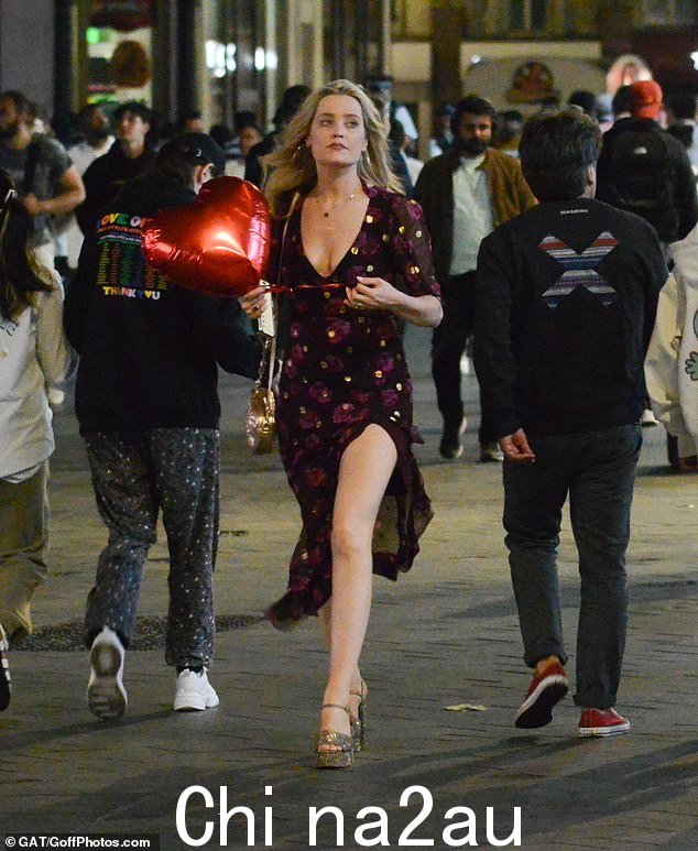 Leggy:这位 38 岁的 Love Island 前主播身穿饰有大银色亮片的优雅玫瑰图案连衣裙,露出了整条健美的双腿