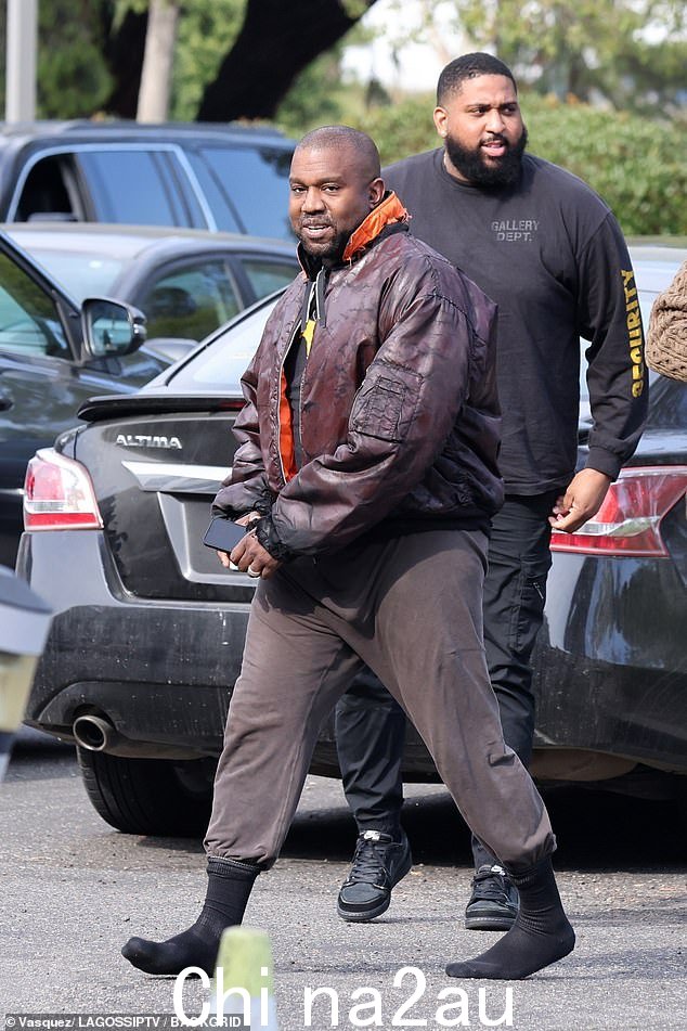 有趣的造型:Kanye 穿着蓬松的夹克、工装裤和奇怪的袜子鞋来到这里