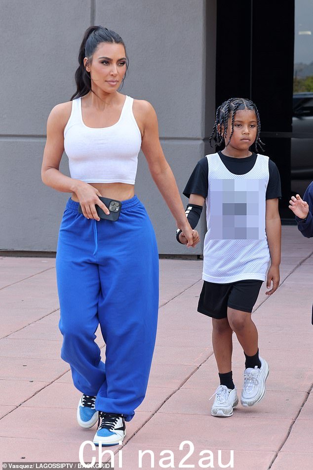 最新:Kim Kardashian 周五晚上在洛杉矶观看了儿子 Saint 的篮球比赛