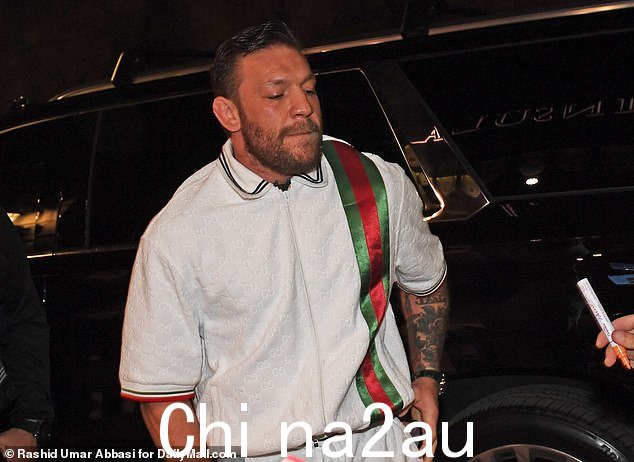 McGregor 穿着白色 Gucci co-ord,周六在豪华酒店外为等候的粉丝签名