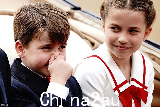 Louis - 在 4 月 23 日圣乔治节满五岁 - 因其在公开露面时的热情而受到皇家观察家的喜爱。在这里,他似乎捏着鼻子 - 也许是对难闻的气味作出反应