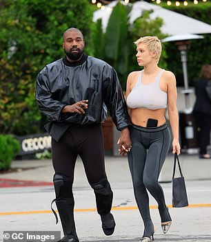 Bianca 在剃掉所有自然头发并漂白后与 Kanye 合照