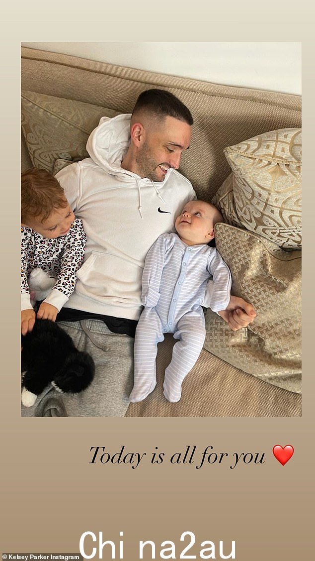 Happy dad: 企业主还分享了另一张可爱的照片,纪念 Tom 在她的故事中,当 Bodhi 还是新生儿时,这位前歌手与他们的两个孩子一起微笑