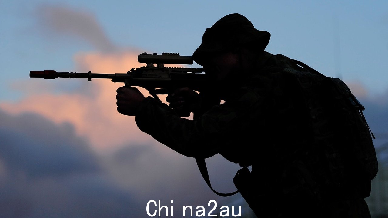 '狂吠': SAS 士兵佩戴随身摄像头以揭露不当行为” /><p>一项要求澳大利亚最精锐的特种部队士兵佩戴随身摄像头的决定遭到了澳大利亚外国编辑 Greg Sheridan 的猛烈抨击。</p><p>周一《澳大利亚人报》报道称,奥尔巴尼政府已批准特种空勤团士兵在“短期、特定任务”中佩戴随身摄像头的计划,澳大利亚国防部目前正在实施该计划。</p><p >该政策是布雷顿战争罪调查的一项建议,旨在揭露澳大利亚特种部队的不当行为和反驳虚假的滥用职权行为。</p><p>但据谢里丹先生说,该提议“非常疯狂”。< /p><img class=