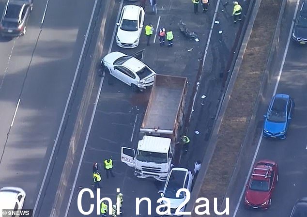包括两辆卡车在内的六辆车在 Lane Cove 隧道附近发生车祸