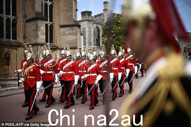 嘉德勋章是英国最古老、最高级的骑士勋章。吊袜带骑士由君主亲自挑选,以表彰那些担任公职、以特定方式为国家生活做出贡献或亲自为君主服务的人