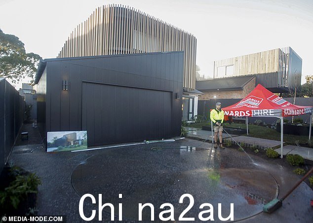 它现在已经被前面的现代黑色双车库和第二层的木材覆层所取代