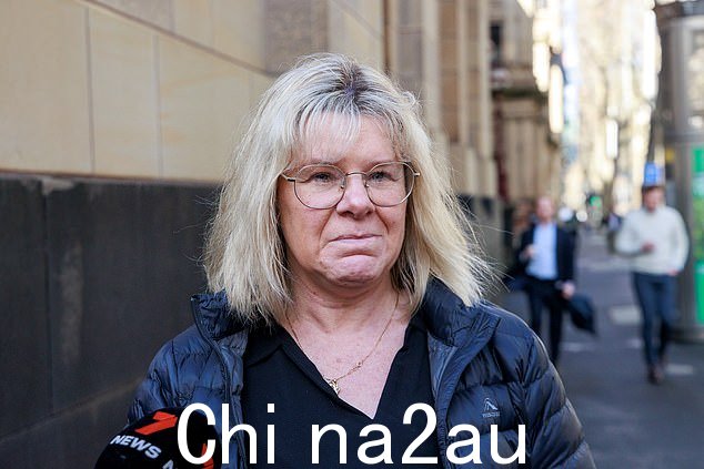 Carolyn Langhans,Jason Lanhans 的母亲,被拍到离开最高法院