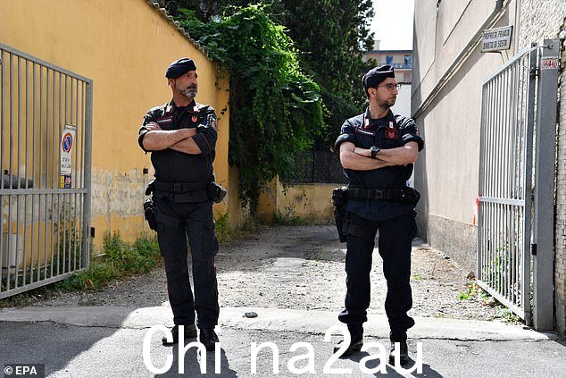 警方正在搜查大楼,希望能找到女孩或她的绑架者的踪迹,并表示他们希望在昨天完成对大楼 50% 的搜查后,今天完成对大楼的搜查(如图)