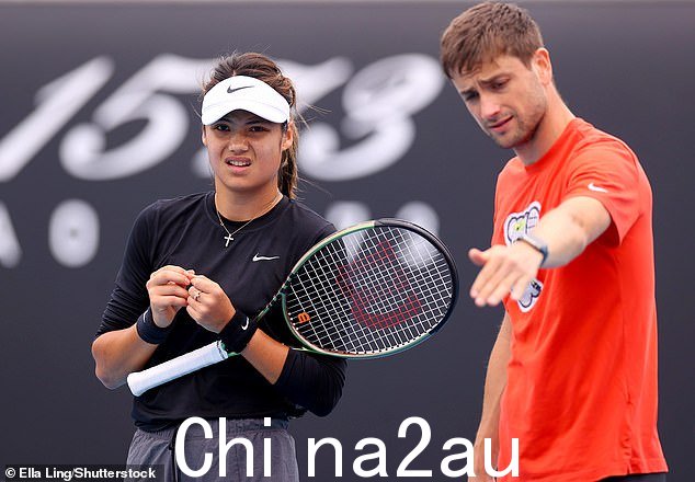 世界排名第128位的Raducanu,最近与教练Sebastian Sachs分道扬镳