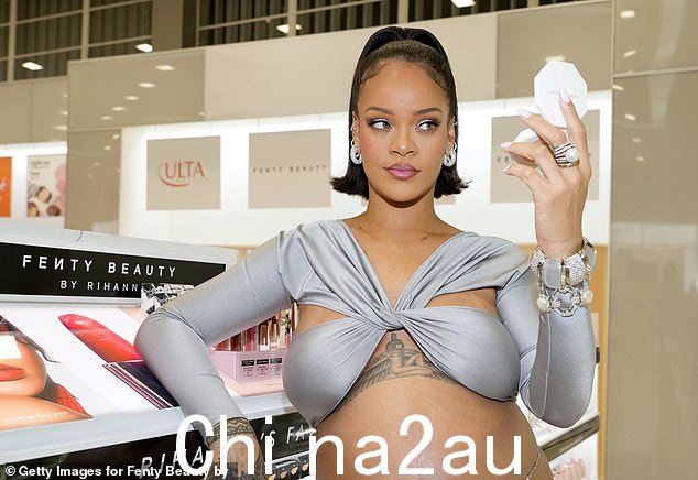  Rhianna 的 Fenty 美妆采用 Pro Filt¿r Soft Matte Longwear Foundation 50 多种色调