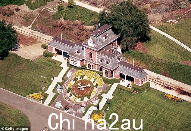 杰克逊在 2005 年被判无罪后离开梦幻岛(上图)和美国,但后来在巴林生活后返回加利福尼亚