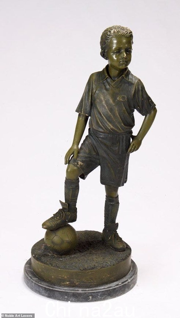 The Footballer ($20,000) 由 Jim Davidson 设计,是一座真人大小的古铜色雕像,位于大理石底座上,雕像中有一个穿着足球制服的小男孩,他的脚踩在足球上