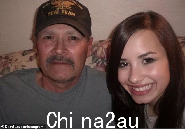 向父亲致敬:30 岁的黛米洛瓦托 (Demi Lovato) 在父亲节向她已故的父亲帕特里克洛瓦托 (Patrick Lovato) 表达了由衷的敬意,父亲帕特里克洛瓦托 (Patrick Lovato) 因癌症去世 10 年后