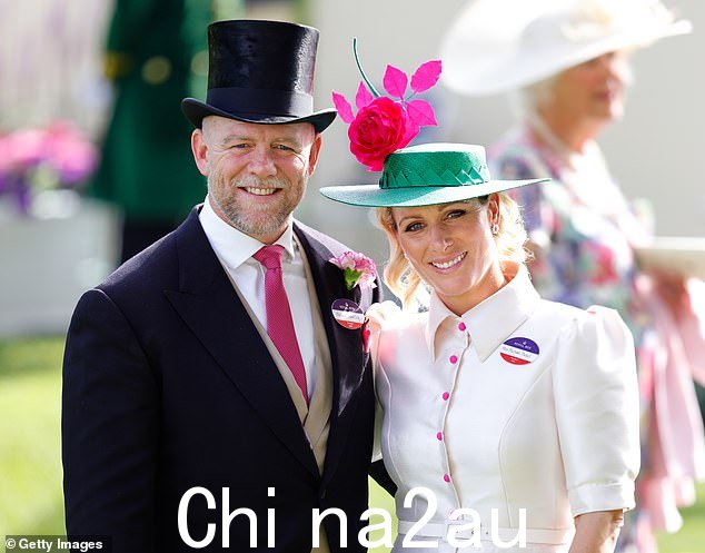 迈克·廷达尔l 和 Zara Tindall 参加 2022 年 6 月 16 日在 Ascot 赛马场举行的皇家赛马会的“女士日”，穿着相配的粉红色调