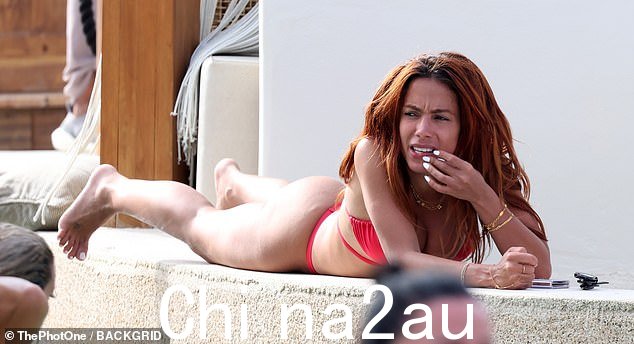 Catching some rays: Anitta 在 Mykonos 的热门热点沐浴阳光