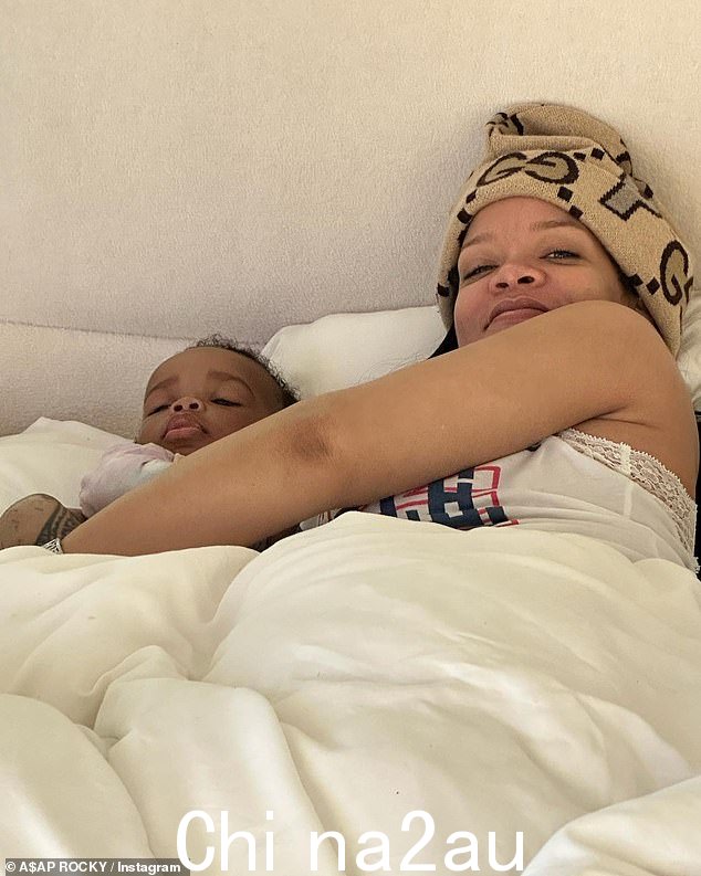 休息一下:表演者还分享了一张蕾哈娜在休息时的照片e comfort bed with their baby boy