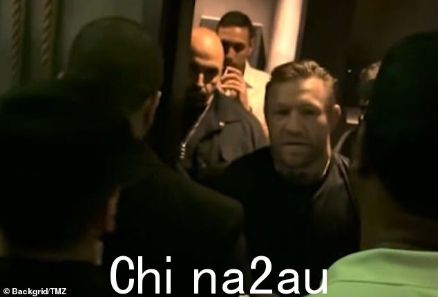 McGregor 第一次出现在他身后的保安人员