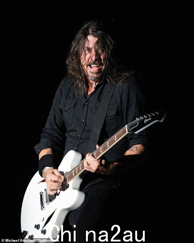 令人着迷:Dave Grohl 用他的喋喋不休和乐队的力量展示了他与人群打交道的能力