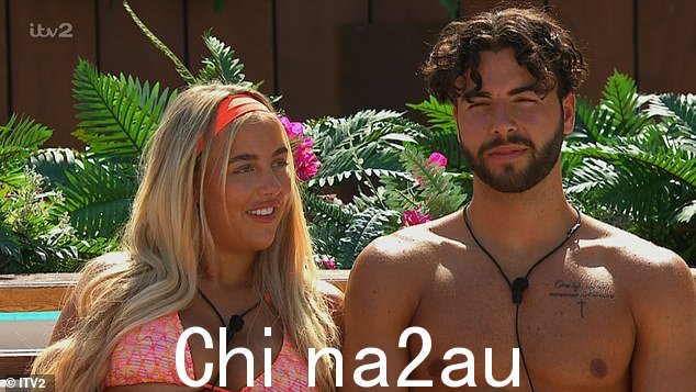 在周日晚上的节目中,Jess 在 Love Island 的第一次日间重组中选择了 Sammy 后与她配对
