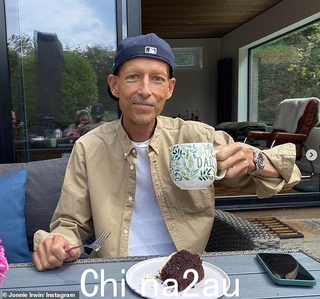 被宠坏了!和他的三个孩子一起享受美好时光,他分享了当天的一系列家庭照片
