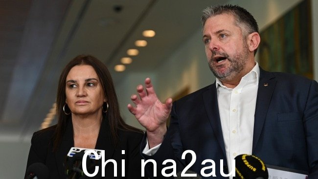 参议员 Jacqui Lambie 和律师 Glenn Kolomeitz 在堪培拉国会大厦。图片:NCA NewsWire / Martin Ollman