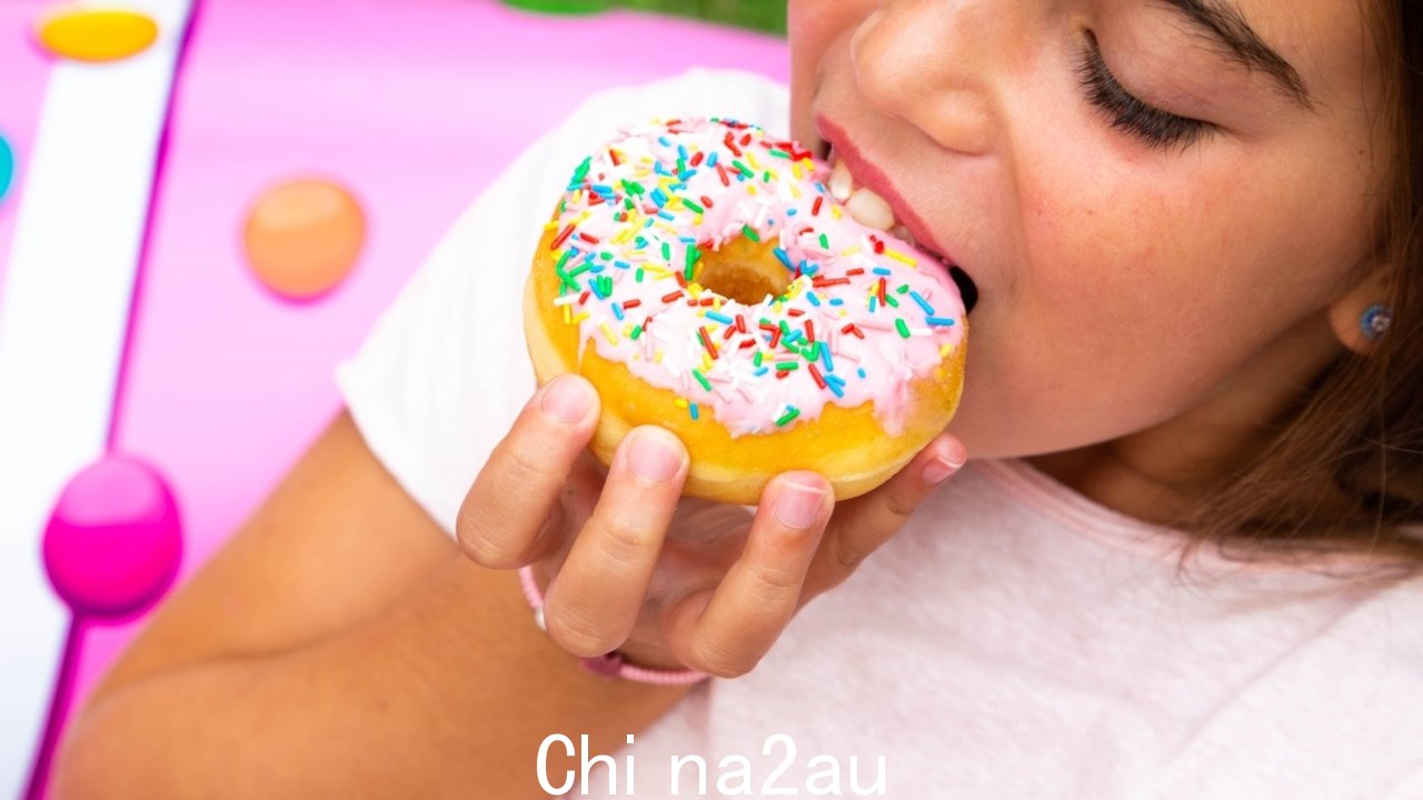 推动'完成禁止‘垃圾食品广告以保护儿童’” /><p>一种标志性的澳大利亚甜食将从 7 月起停产，原因是生产近 100 年后销量直线下降。</p><p>雀巢宣布于周二，由于近期销量暴跌以及维持经营的成本效益低下，该公司很快将告别其广受欢迎的焦糖棒棒糖 Allen's Fantales。</p><p>这家跨国食品和饮料公司表示，做出这一决定时心情沉重，对于全国许多人来说，这将是“悲伤的消息”。</p><img class=