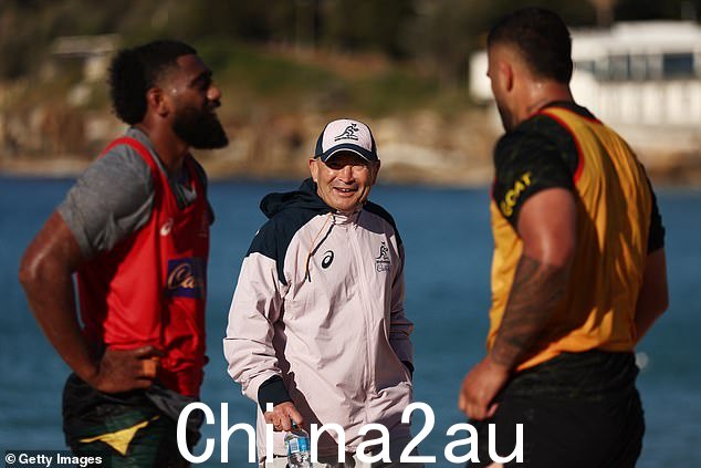 Eddie Jones 星期二在悉尼海滩上让他的小袋鼠通过他们的步伐