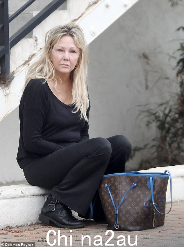 DailyMail.com 发现 Heather Locklear 上周在洛杉矶坐在路边,看起来陷入了沉思