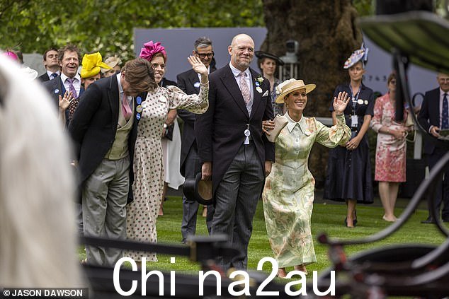 比阿特丽斯公主和她的丈夫 Edoardo Mapelli Mozzi 今天与 Mike 和 Zara Tindall 合照