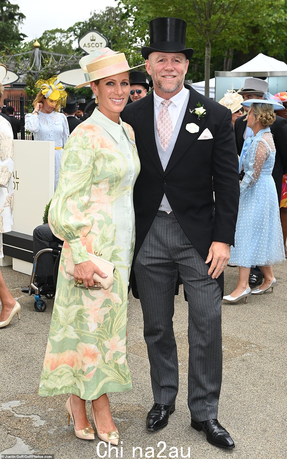 Zara 和 Mike Tindall 是最先到达的皇室宾客,查尔斯国王的侄女选择了 Leo Lin Cecilia 绿色亚麻中长连衣裙