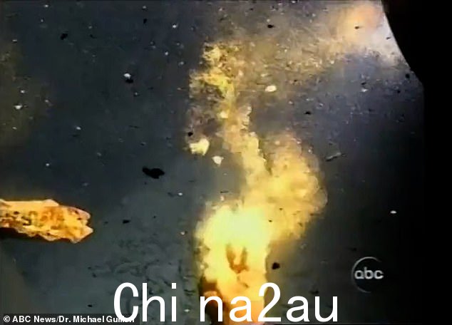 在此a点当看到大块碎片漂浮在水中时,听到了一声巨响