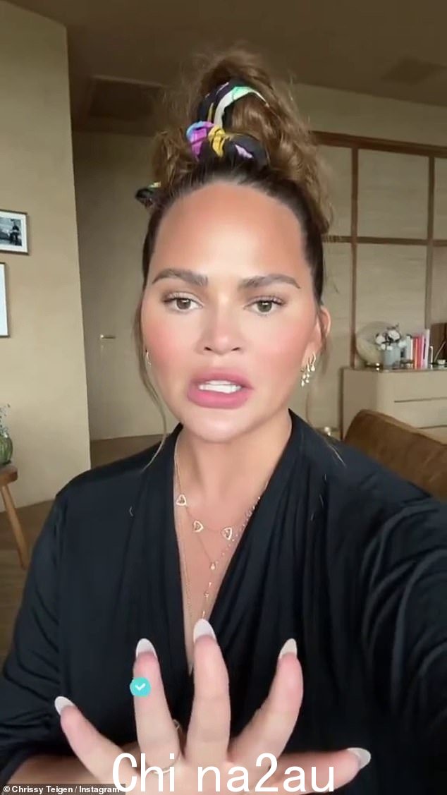 史诗般的回击:Chrissy 并不以抑制自己的感情或让巨魔接近她而闻名。这正是她在 6 月 16 日所做的事情,此前 Instagram 帐户@beautybydrkay 指责她因过度使用透明质酸凝胶等填充剂而毁了自己的脸。 Teigen said not so fast