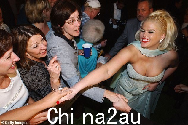 请记住:该事件对这对父女有着特殊的意义,因为安娜妮可第一次见到拉里是在 2003 年的巴恩斯特布尔布朗晚会上,她就是在那里拍摄的