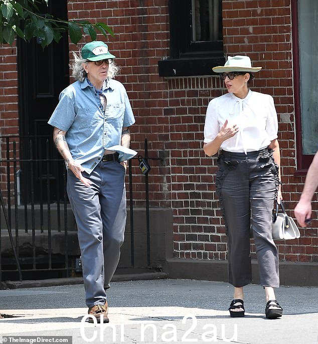 不同:Daniel Day-Lewis 周一在纽约出门时几乎认不出来了