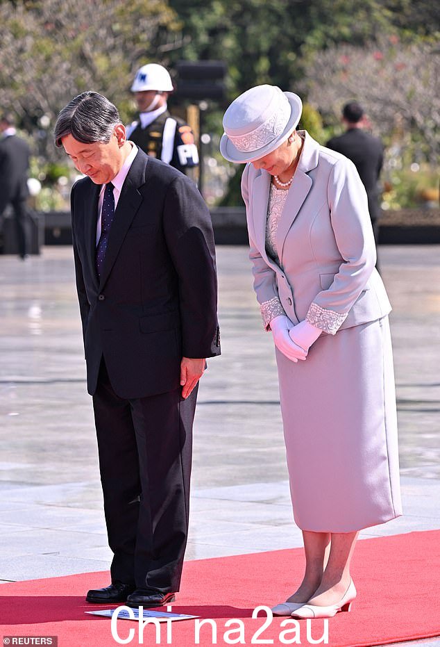 63 岁的德仁天皇和 59 岁的雅子皇后在印度尼西亚雅加达的 Kalibata 英雄公墓参加献花仪式