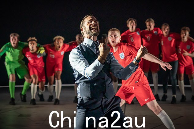 目标:他还和穿着足球服的演员一起上台表演关于处罚压力的戏剧