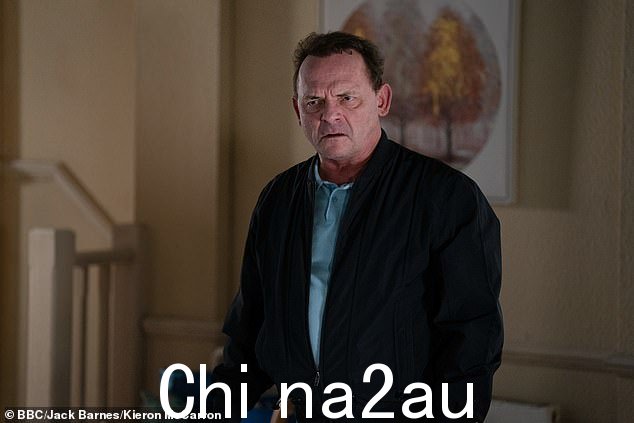 哦,天哪!葬礼那天到了,比利做了一个消失的行为,让萝拉的亲人追踪他