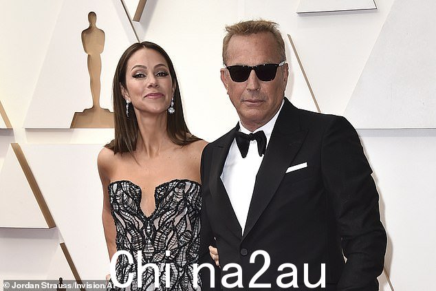 上周,Costner 要求法院让 Baumgartner 在她 5 月 1 日提出离婚申请后搬出住所,根据他们的婚前协议,她有 30 天的时间搬出他拥有的房子