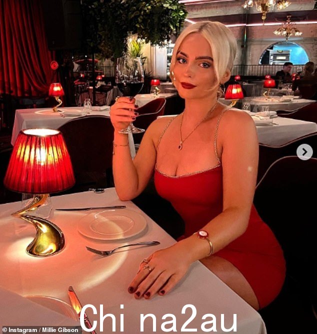 哇！19 岁的米莉·吉布森 (Millie Gibson) 在周二分享了她充满乐趣的生日周末的 Instagram 快照画廊时，穿着一件深红色缎面迷你连衣裙让人心潮澎湃