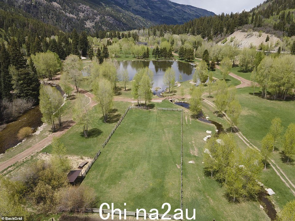 The Roaring Fork river 以其湍急、清澈的水域而闻名,穿过酒店周围郁郁葱葱的草地,那里还有私人马栏