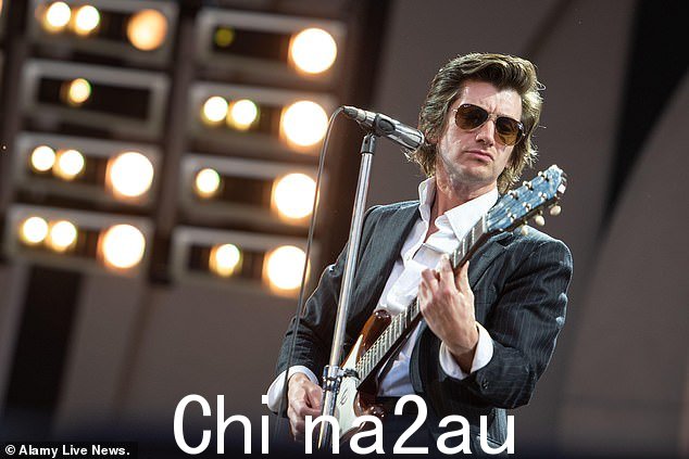 怀疑:Artic Monkeys 的头条格拉斯顿伯里演出本周末悬而未决,主唱 Alex Turner,37 岁,与急性喉炎作斗争