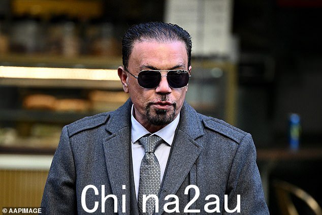 法曼(如图)因海湾战争后在伊朗的伊拉克侨民处境恶化,于 1999 年乘船逃往澳大利亚,他在一封信中向澳大利亚道歉